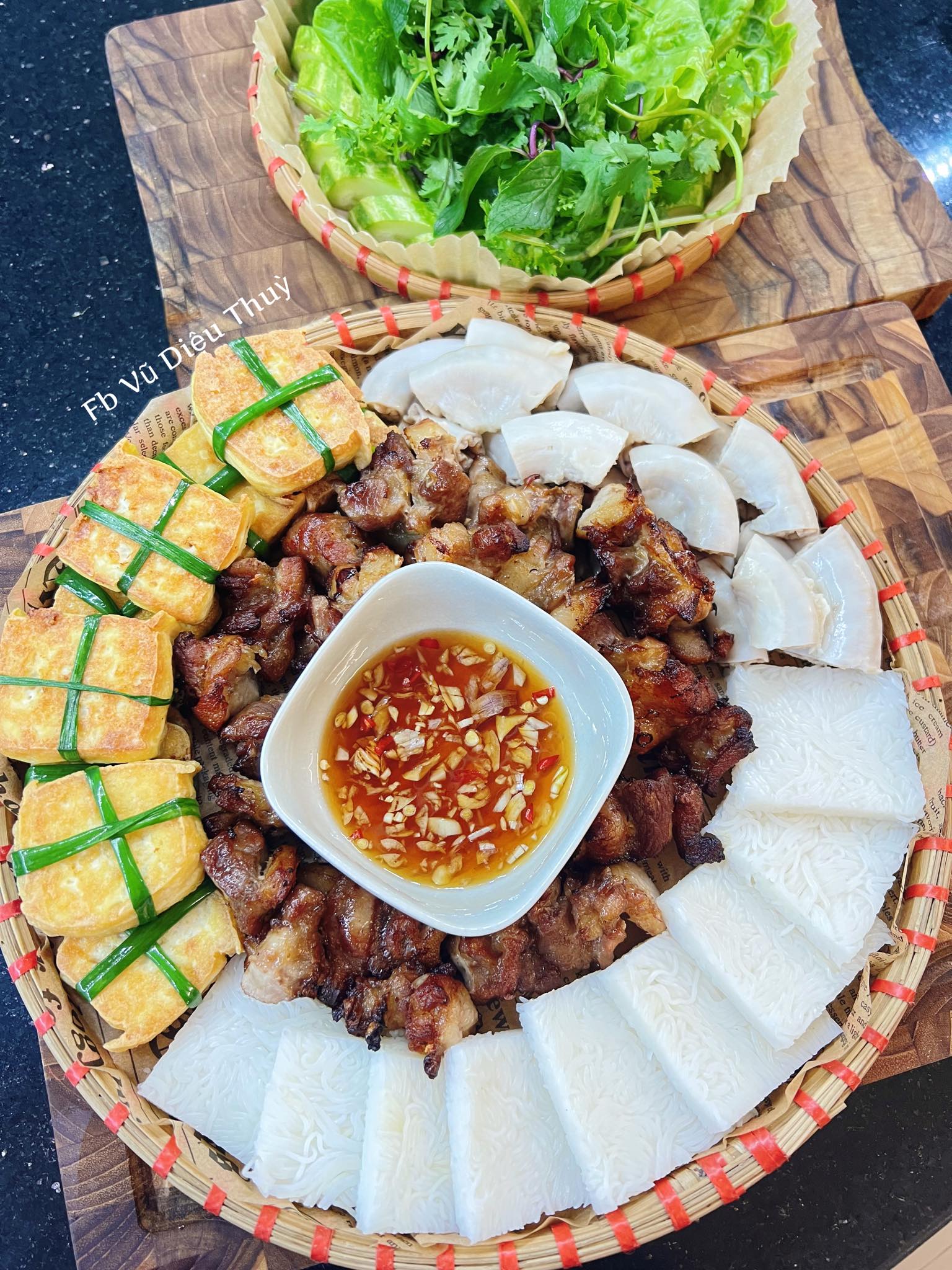 Đậu phụ rán buộc hành - Thịt nướng - Lòng lợn hấp - Rau sống - Bún lá