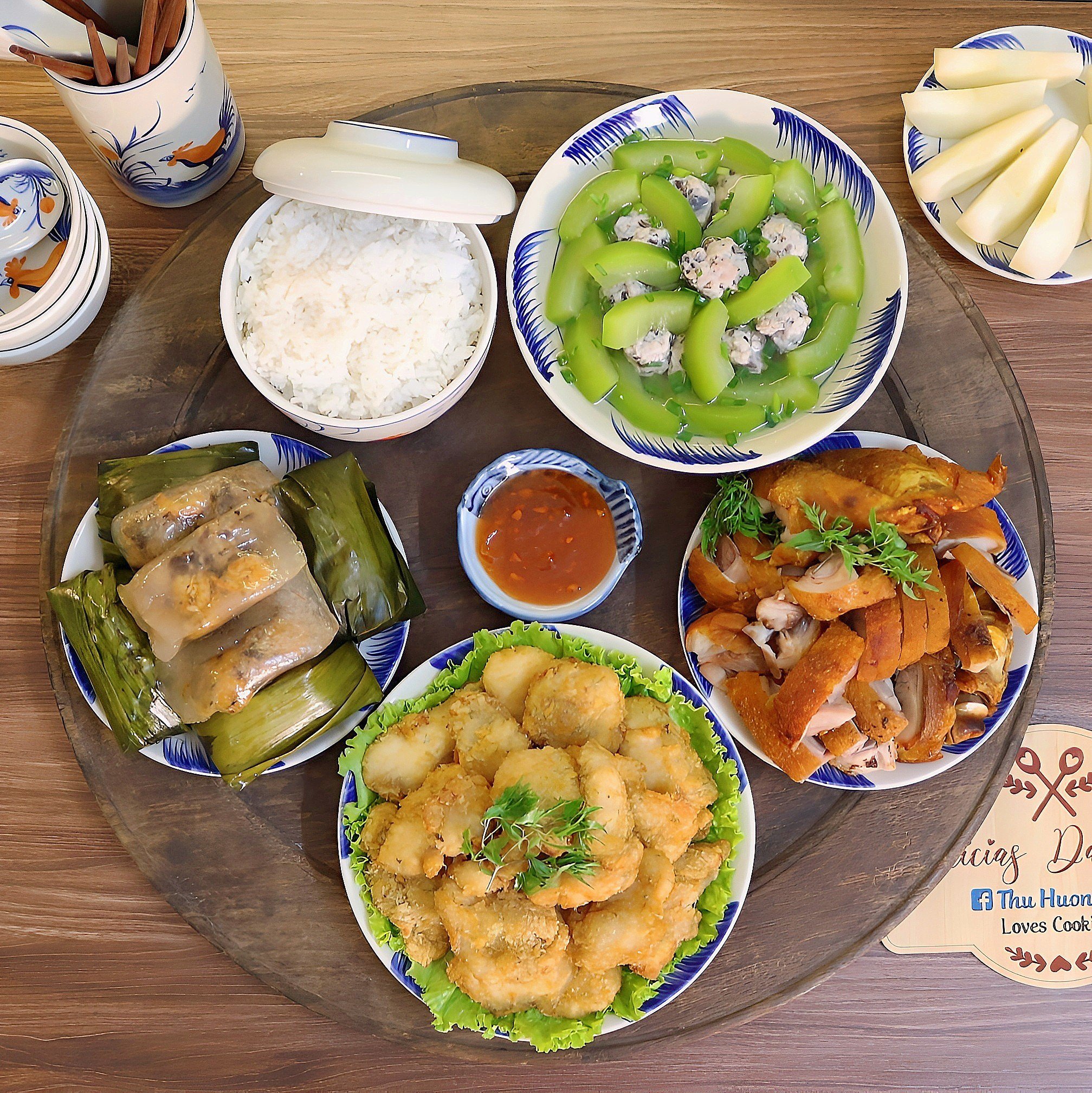 Cá lăng chiên xù - Chân giò quay giòn - Bánh bột lọc&nbsp;- Canh bí xanh nấu mọc -&nbsp;Lê