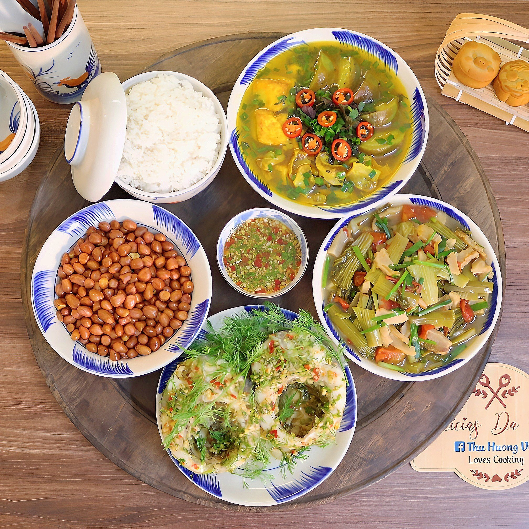 Cá trắm hấp bia - Thịt rang cháy cạnh - Dưa xào tóp mỡ - Canh cà tím nấu bung - Lạc rang mặn