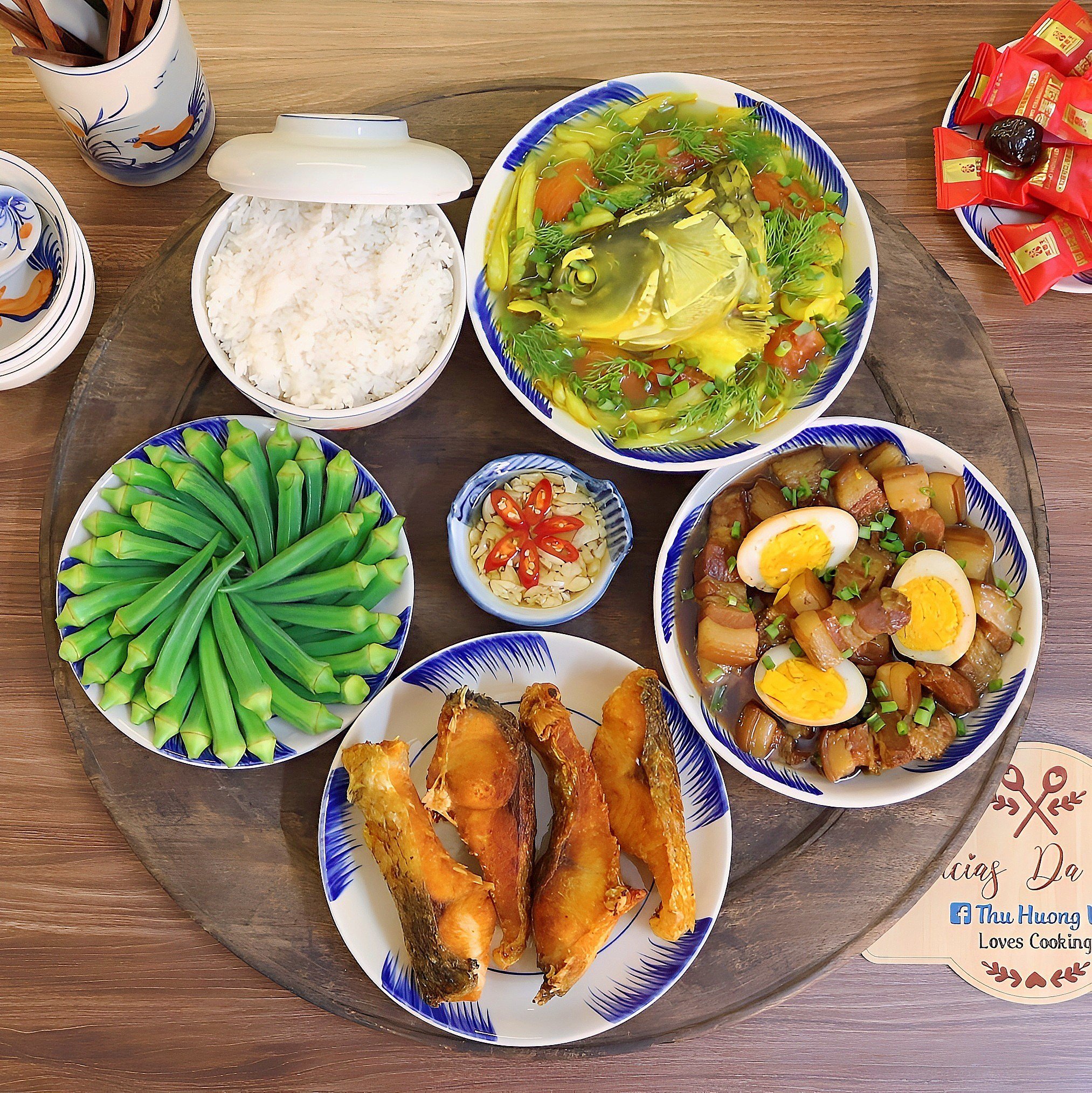 Cá trắm đen rán giòn - Thịt kho hột vịt - Đậu bắp luộc - Canh đầu cá trắm nấu dọc mùng&nbsp;