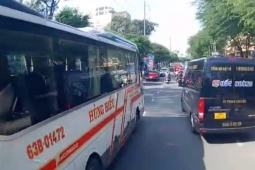 Xác minh 2 clip xe khách vượt ẩu liên quan đến một nhà xe ở TPHCM