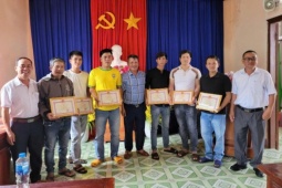 Tin tức trong ngày - Chèo thuyền thúng vượt lũ dữ cứu hàng trăm người ở Đắk Lắk