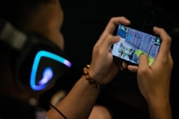 Thức đêm chơi game, người đàn ông mất thị lực