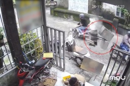 Clip: Ngồi trước cửa nhà, thanh niên bị nồi nước bánh bao hắt bỏng vì va chạm xe