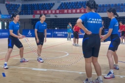 4 thiếu nữ Trung Quốc nhảy dây như "gắn động cơ", 884 lần trong 2 phút