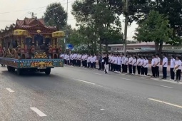 Xúc động cảnh hơn 1.300 học sinh nghiêng mình tiễn biệt thầy phó hiệu trưởng