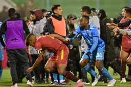 Thảm họa bóng đá: Trọng tài rút 17 thẻ đỏ, HLV đấm nhau như võ sĩ