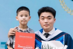 Thủ khoa vừa học, vừa một mình làm ‘ông bố sinh viên’