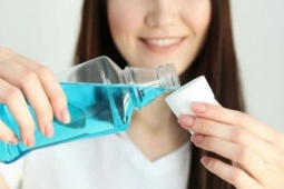 Sai lầm khi dùng nước súc miệng khiến răng ố vàng, khô miệng