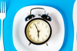 Ăn tối trước 19h có giúp giảm mỡ bụng nhanh hơn?