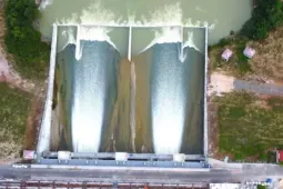 Tin tức trong ngày - Toàn cảnh hồ nước nhân tạo lớn nhất Đông Nam Á khiến người dân thấp thỏm khi xả lũ