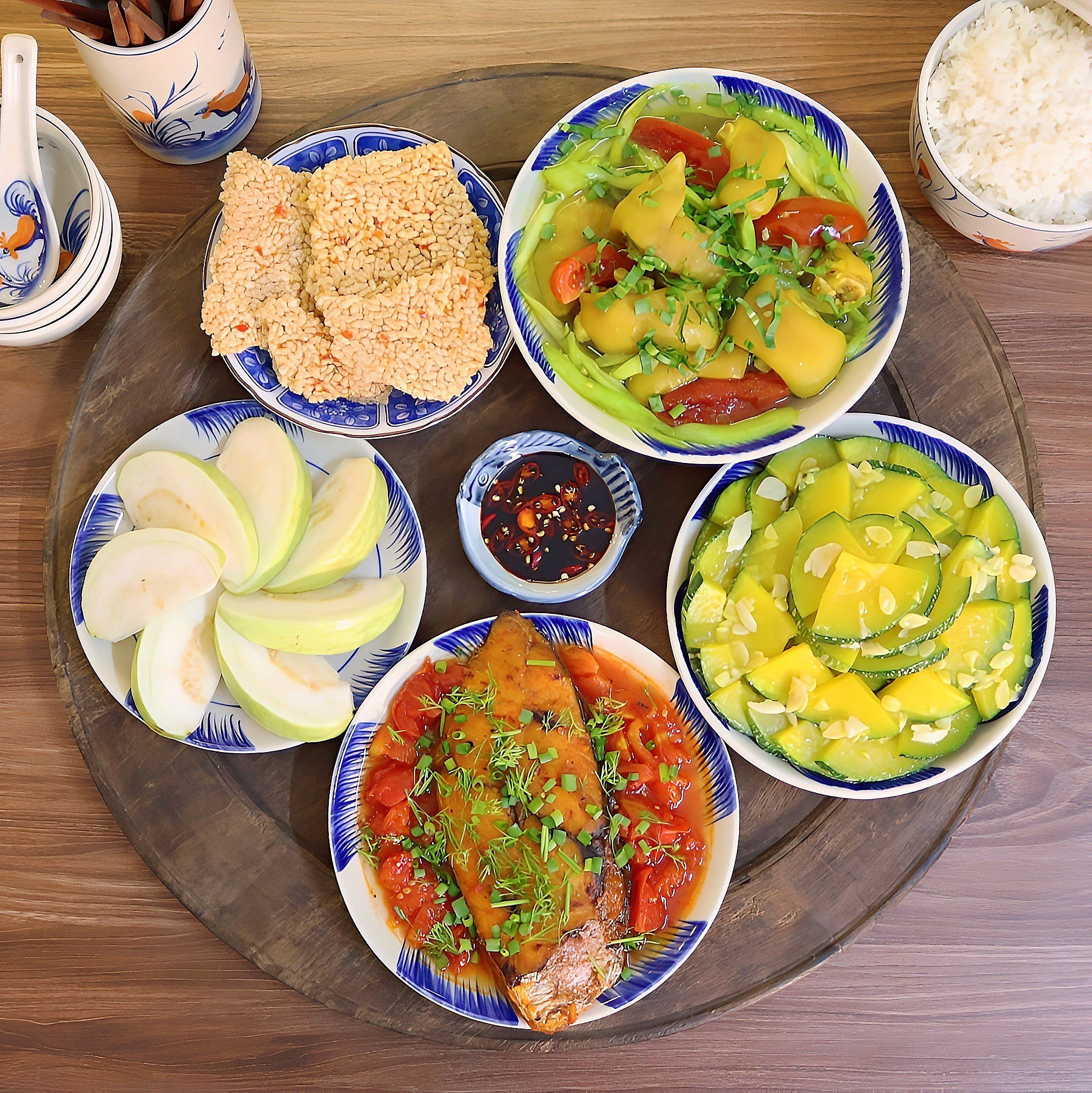 Cá thu nướng xốt cà chua - Bí non xào tỏi - Canh sườn móng nấu dọc mùng - Cơm cháy sốt mắm cay