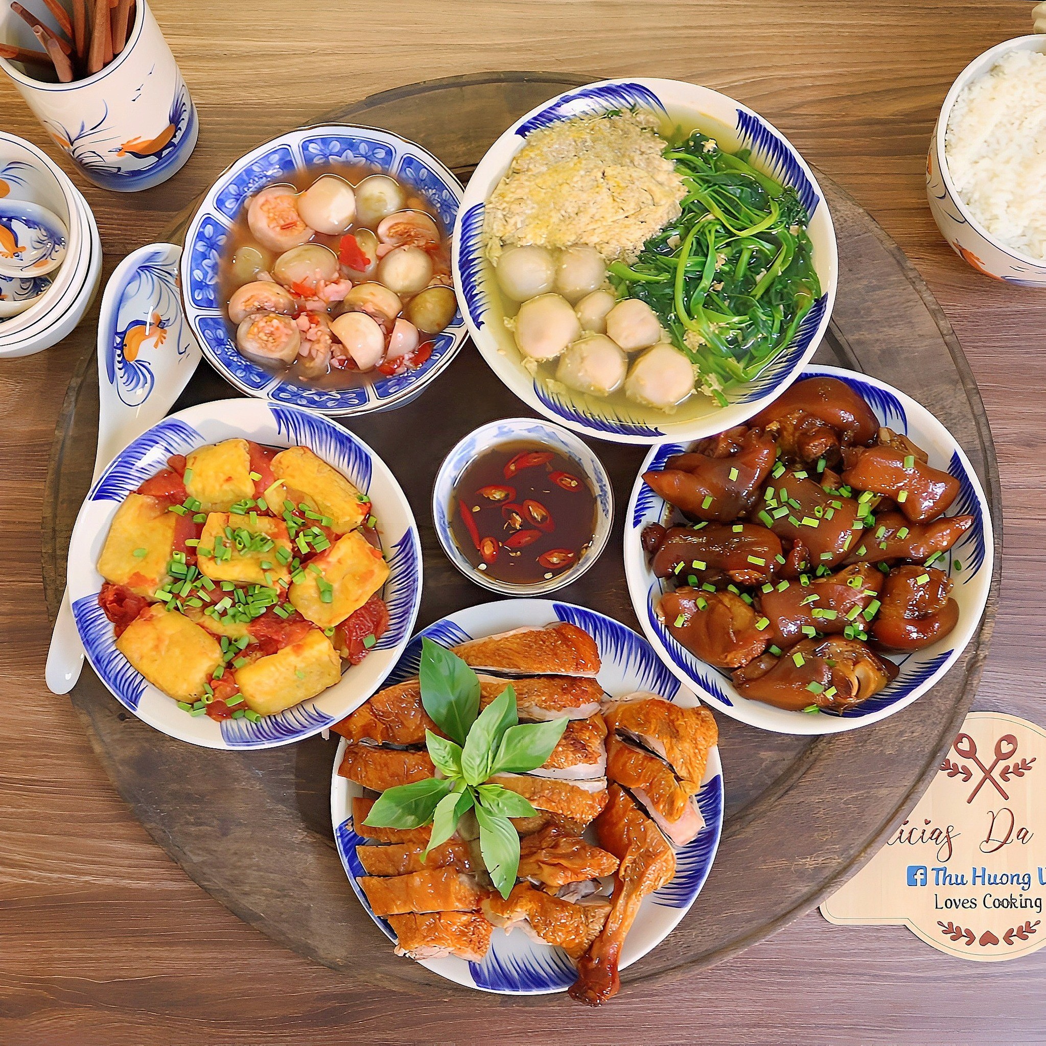 Chân giò hầm&nbsp;- Vịt quay ngũ vị - Đậu phụ sốt cà chua - Canh cua rau muống khoai sọ - Cà pháo