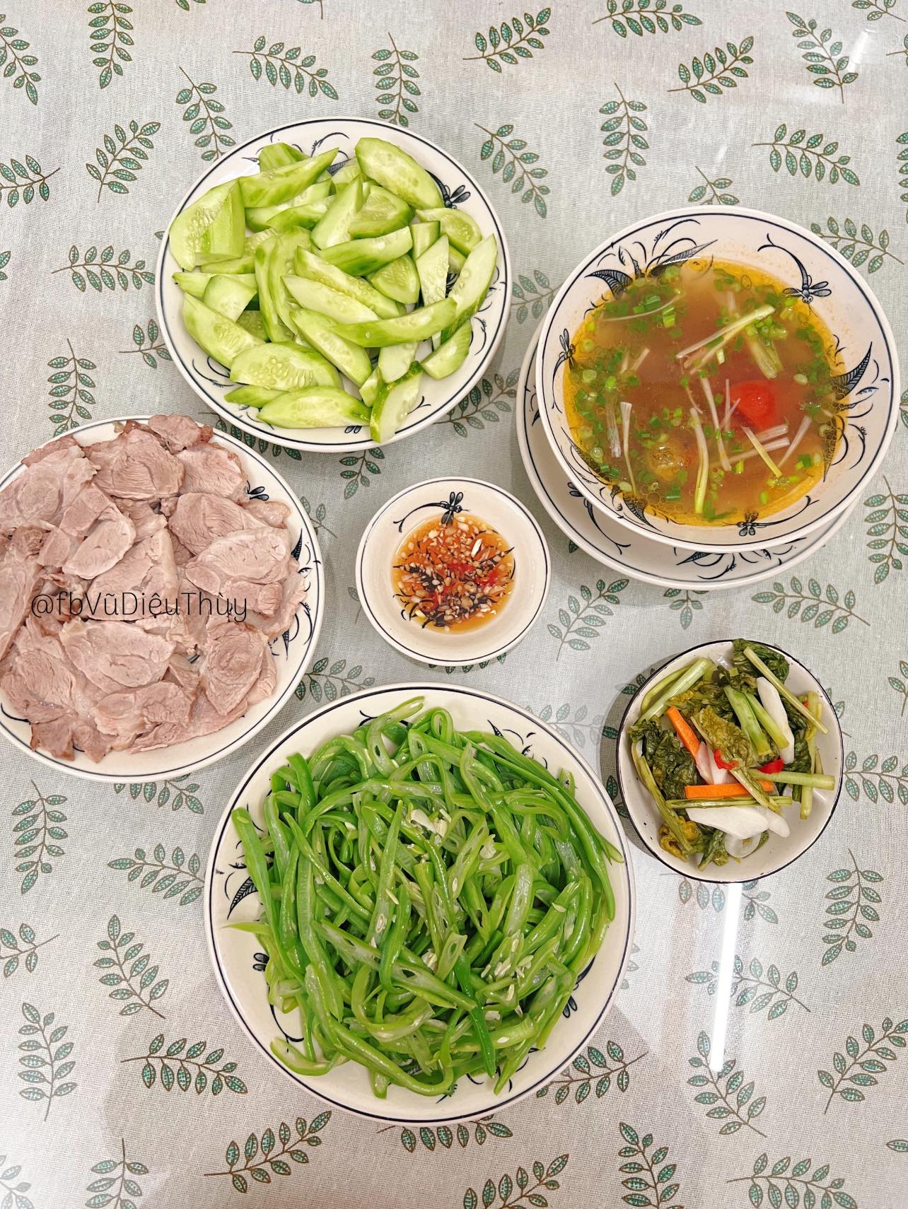 Thịt vai giòn hấp - Canh chua - Đỗ xào tỏi - Dưa cải muối - Dưa chuột