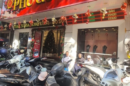 Giá vàng bật tăng mạnh, bất ngờ cảnh tượng mua bán tại loạt cửa hàng trên phố vàng Hà Nội