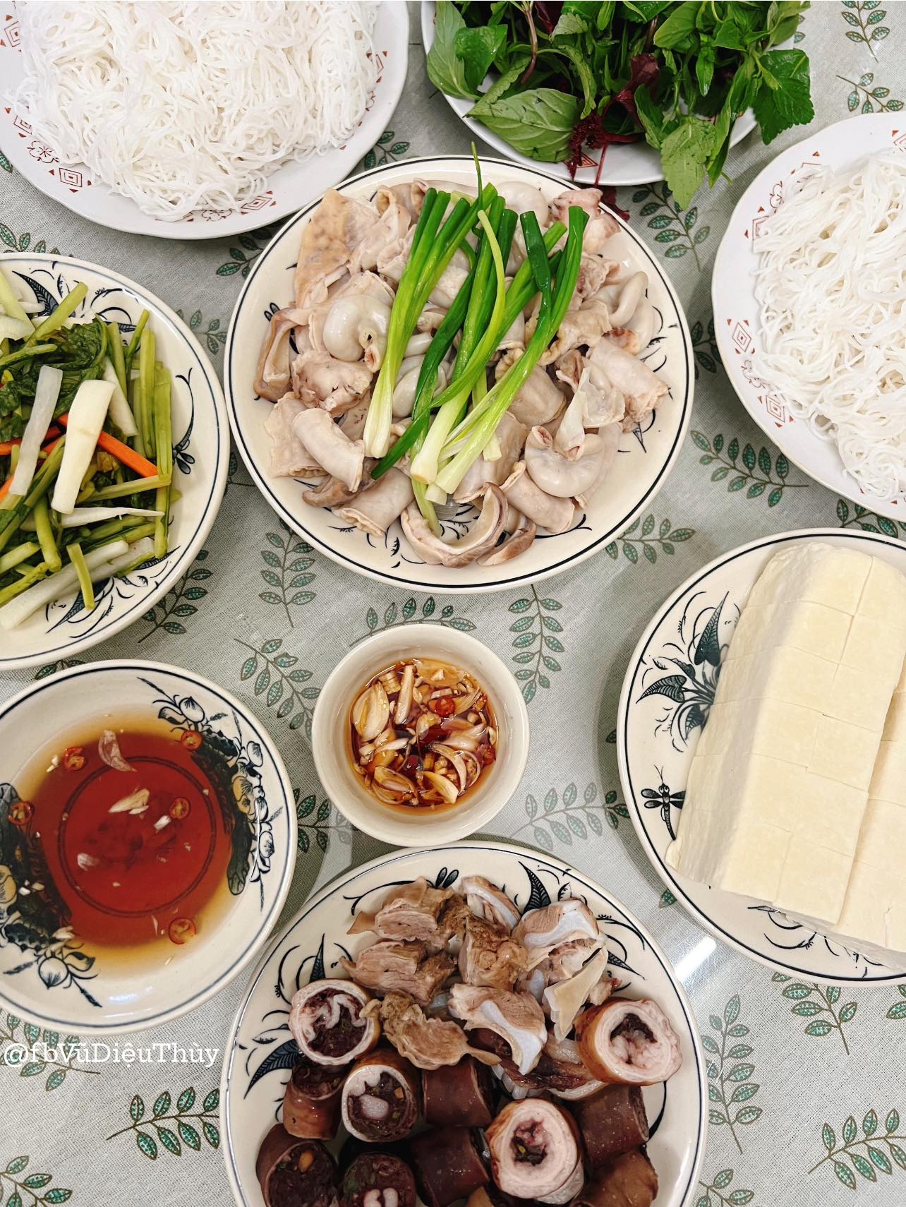 Lòng dồi sụn luộc - Đậu phụ luộc - Dưa cải muối chua - Rau sống