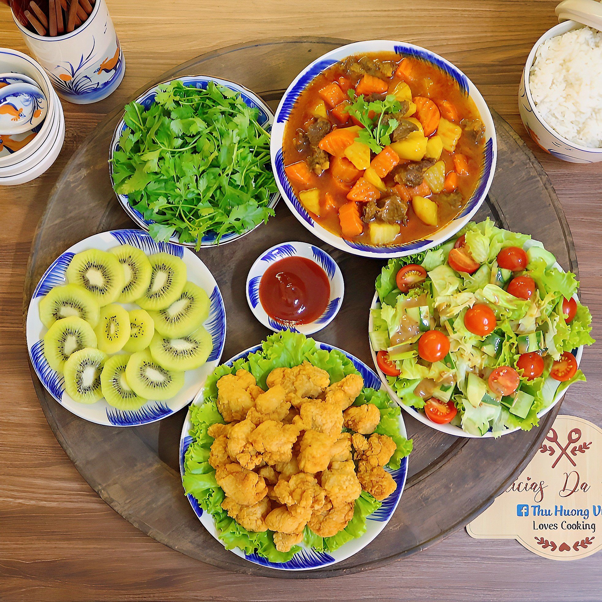 Bò xốt vang &amp; rau thơm - Gà tẩm bột rán - Salad trộn xốt mè rang - Kiwi