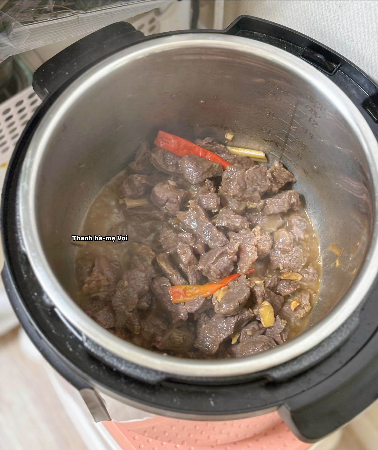 Miếng bắp bò thái vuông được hầm mềm, ngấm gia vị ăn với cơm nóng, bánh mì hay bún, mìăn liền đều siêu ngon, hợp vị.