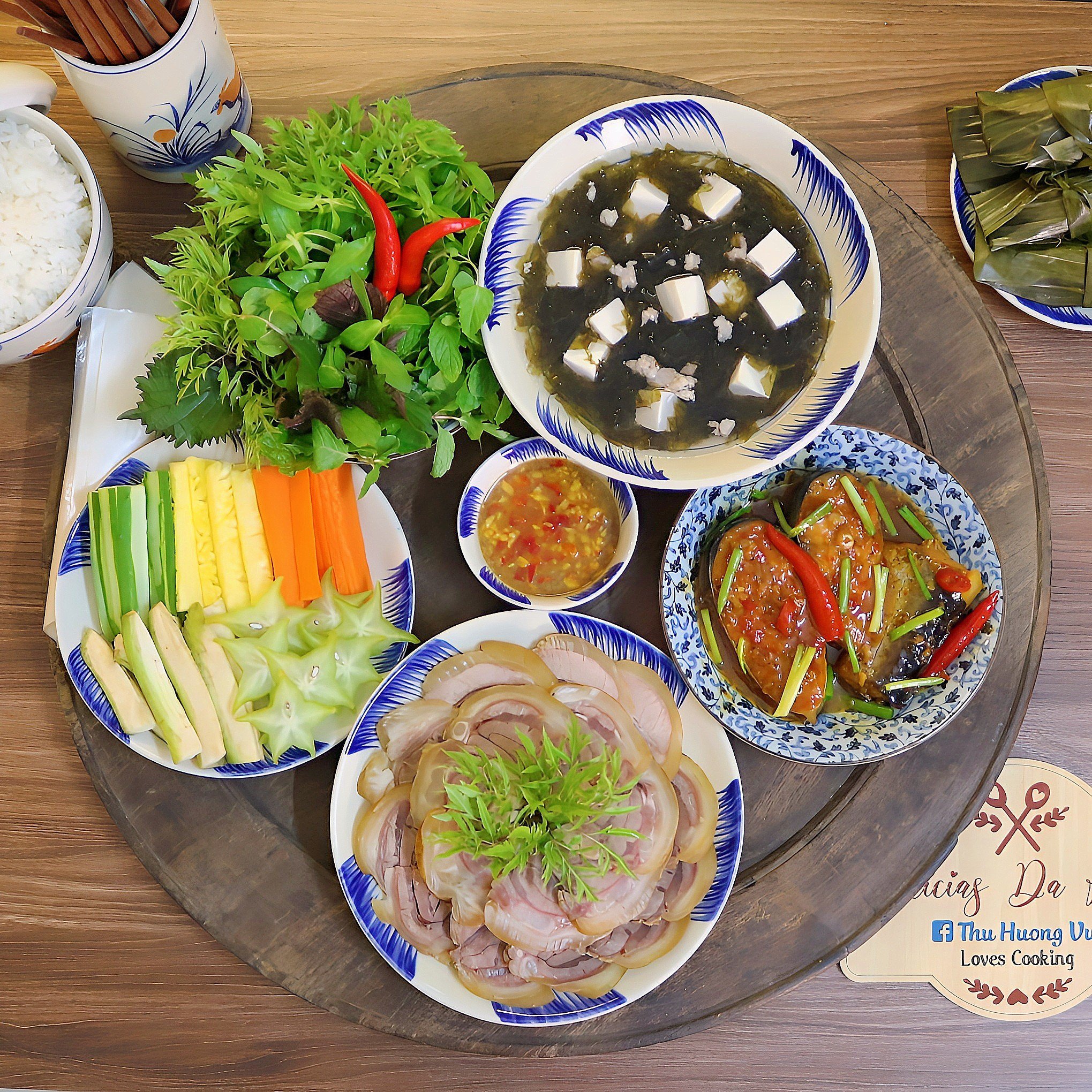 Thịt bê hấp chấm tương gừng - Cá ba sa kho tộ - Canh rong biển đậu hũ non - Bánh bột lọc&nbsp;