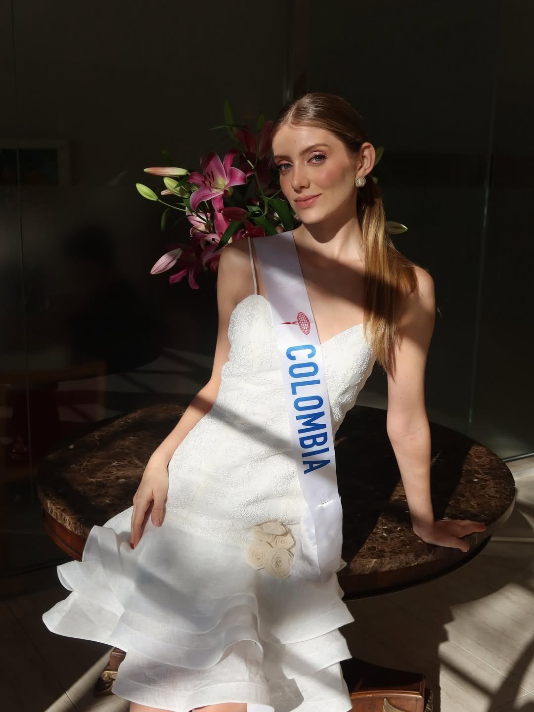 Catalina Duque Abréu sinh năm 1999 tại Miami (Mỹ), là người đẹp mang hai dòng máu Mỹ - Colombia. Người đẹp có chiều cao ấn tượng 1,8 m cùng sắc vóc quyến rũ đậm chất Latinh.