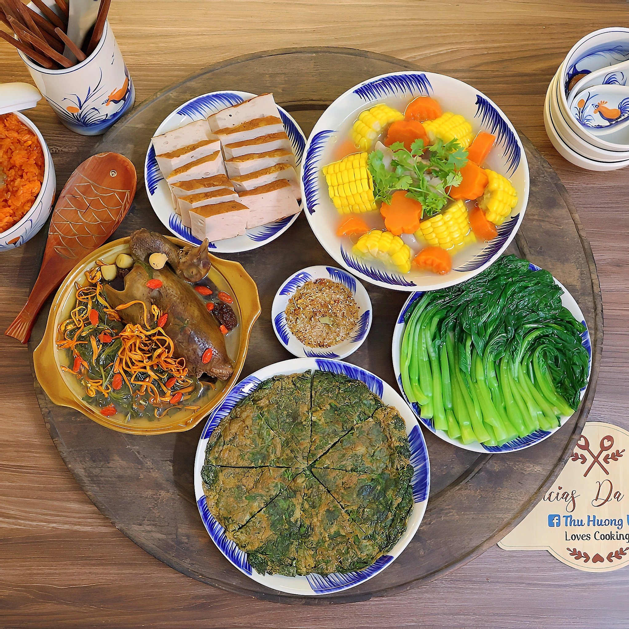 Trứng tráng ngải cứu - Chim câu tần thuốc bắc - Rau cải ngồng luộc - Canh sườn nấu ngô ngọt - Xôi gấc - Chả mỡ&nbsp;