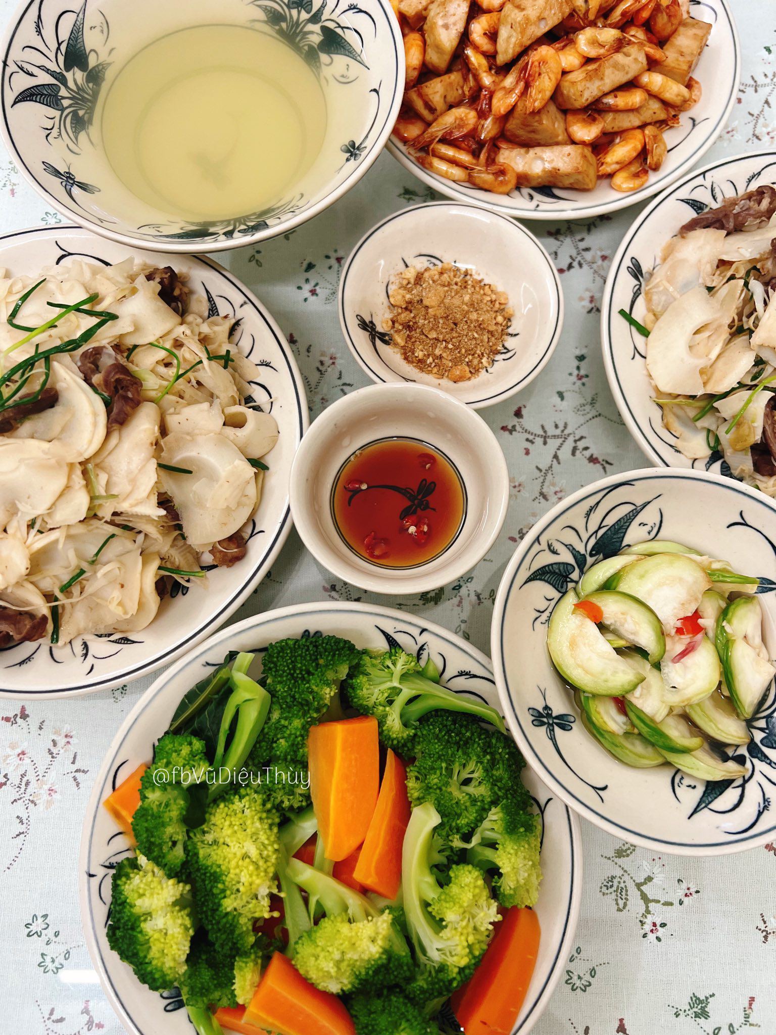 Măng xào thịt bò - Súp lơ luộc - Tôm rang chả mỡ - Cà muối xổi