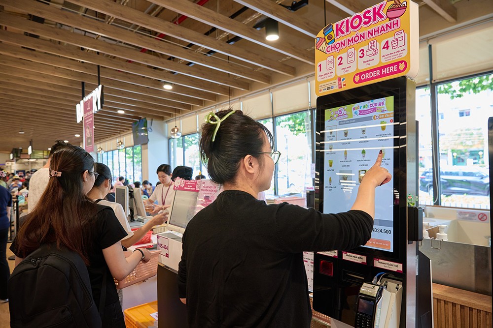 AEON Bình Dương Midori Park nâng cao trải nghiệm mua sắm; giúp khách hàng dễ dàng lựa chọn món ăn và thanh toán nhanh chóng.