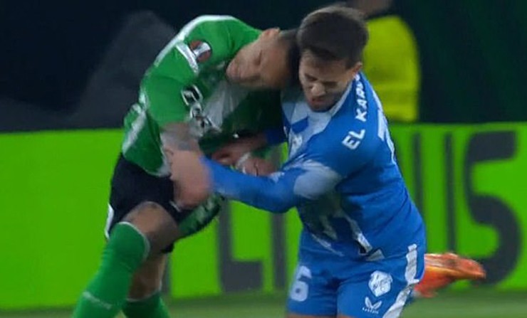 Antony húc đầu vào hậu vệ Souffian El Karouani