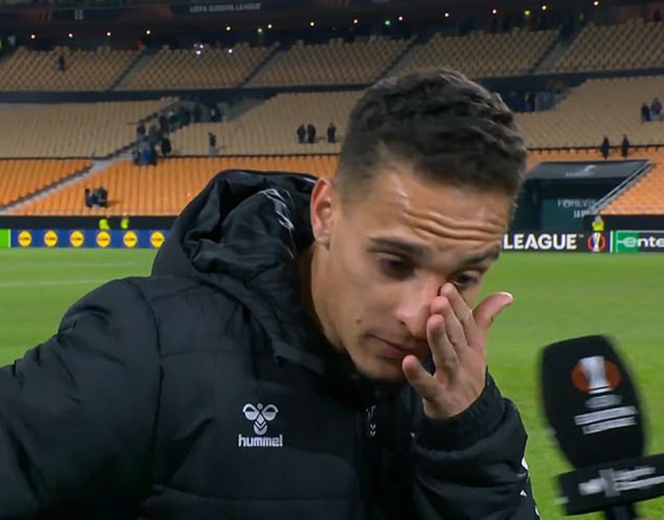 Antony bật khóc sau trận đấu với Utrecht 