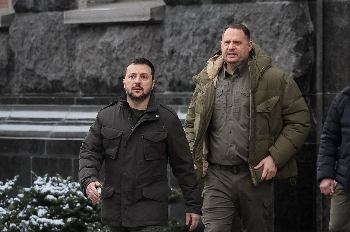 Ông Andriy Yermak đi cùng Tổng thống Ukraine Zelensky (ảnh: Reuters)