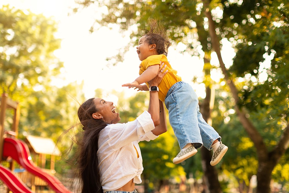 Tắm nắng sớm, vận động khỏe mạnh ngoài trời sẽ giúp trẻ phát triển chiều cao