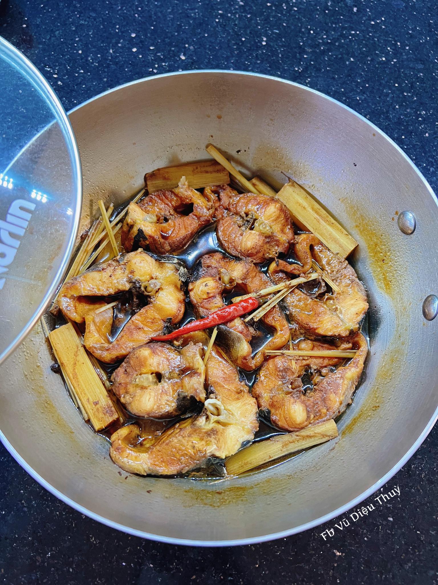 Cá kho theo cách này có vị ngọt tự nhiên của mía, hương thơm hấp dẫn, cá chắc thịt, hao cơm.