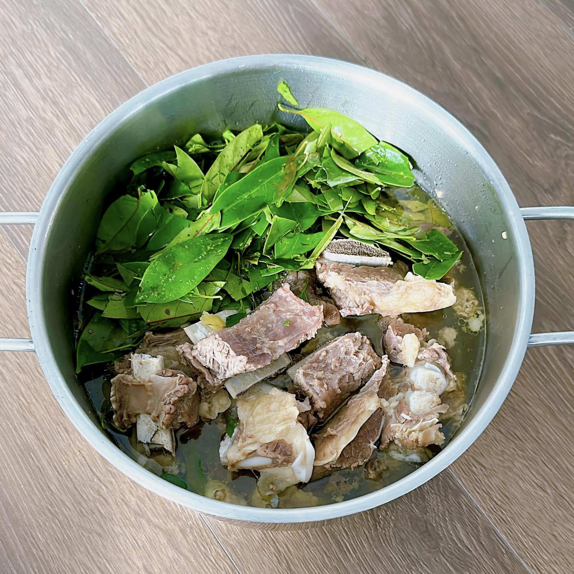 Loại lá có tên cực lạ, nấu canh sườn bò ngon miễn chê - 3