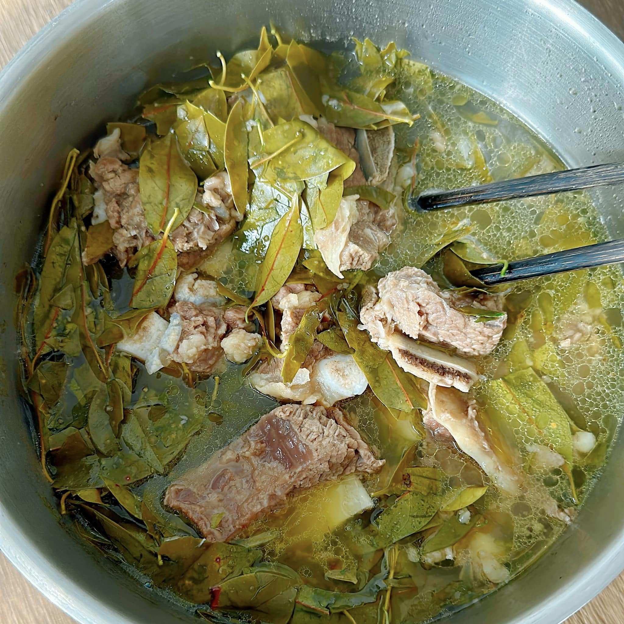 Loại lá có tên cực lạ, nấu canh sườn bò ngon miễn chê - 1