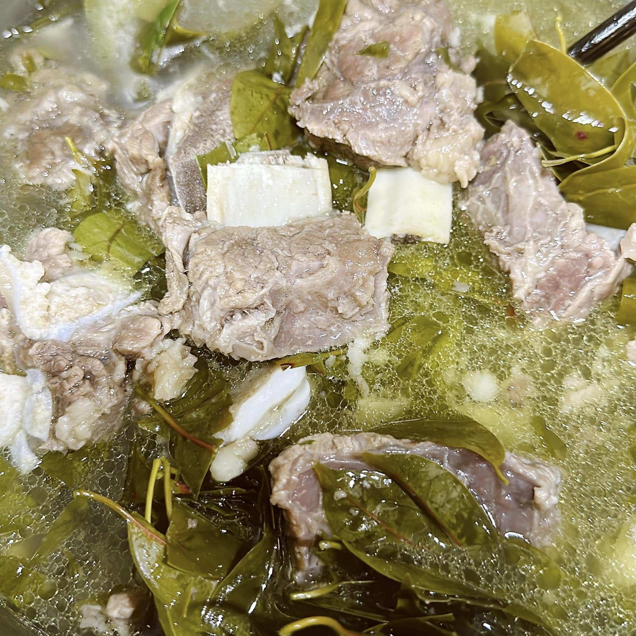 Sườn bò chín mềm mọng, thấm đẫm vị chua đặc trưng của lá lồm.