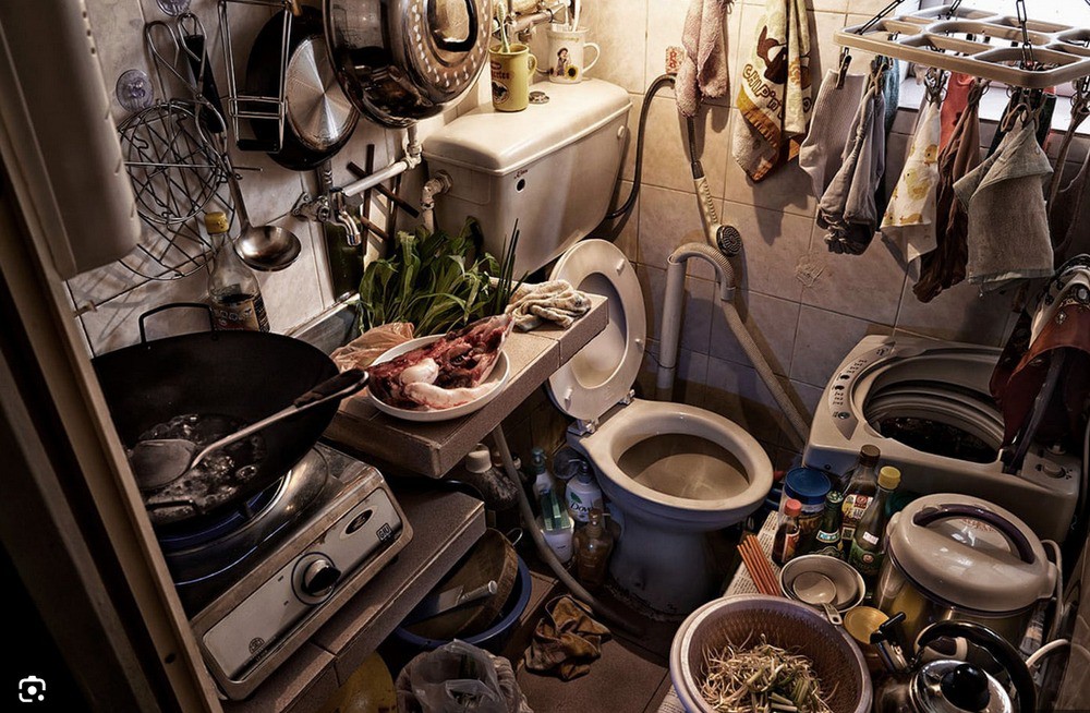 Nhà tắm và bếp được bố trí ở một căn hộ siêu nhỏ tại Hong Kong. Ảnh: J3 Consultan Hong Kong