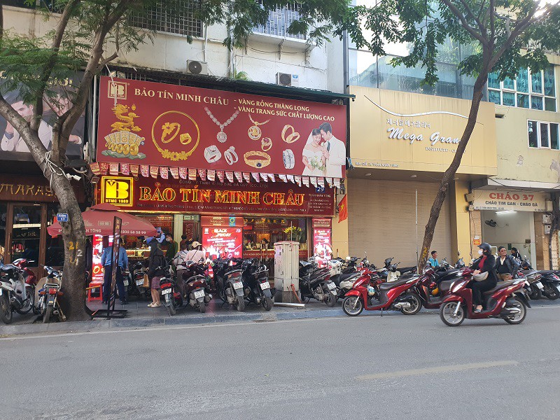 Các cửa hàng không còn treo biển hết vàng mà bán ra cho mỗi khách tối đa từ 50-100 chỉ vàng.