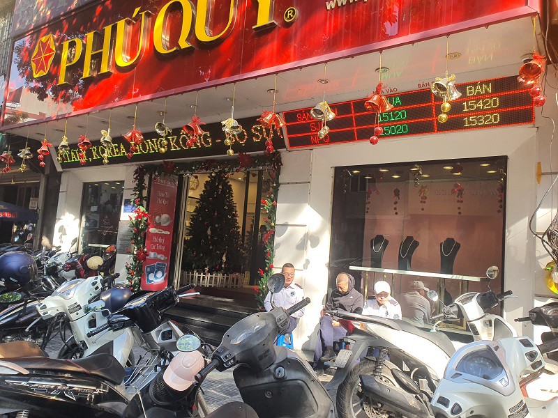 Giá vàng miếng SJC chỉ còn cách đỉnh lịch sử 400 nghìn đồng.