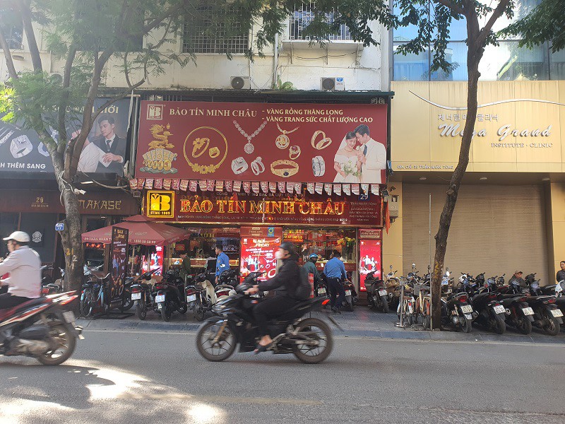 Cửa hàng Bảo Tín Minh Châu không còn cảnh xếp hàng dài trước cửa như những ngày vừa qua.