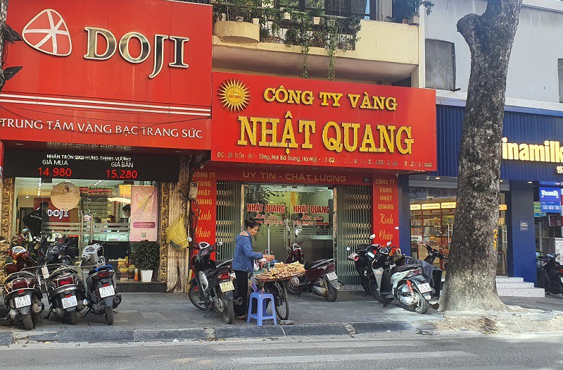 Phố vàng vắng vẻ, không còn cảnh xếp hàng mua vàng đông đúc, náo nhiệt như những ngày trước.