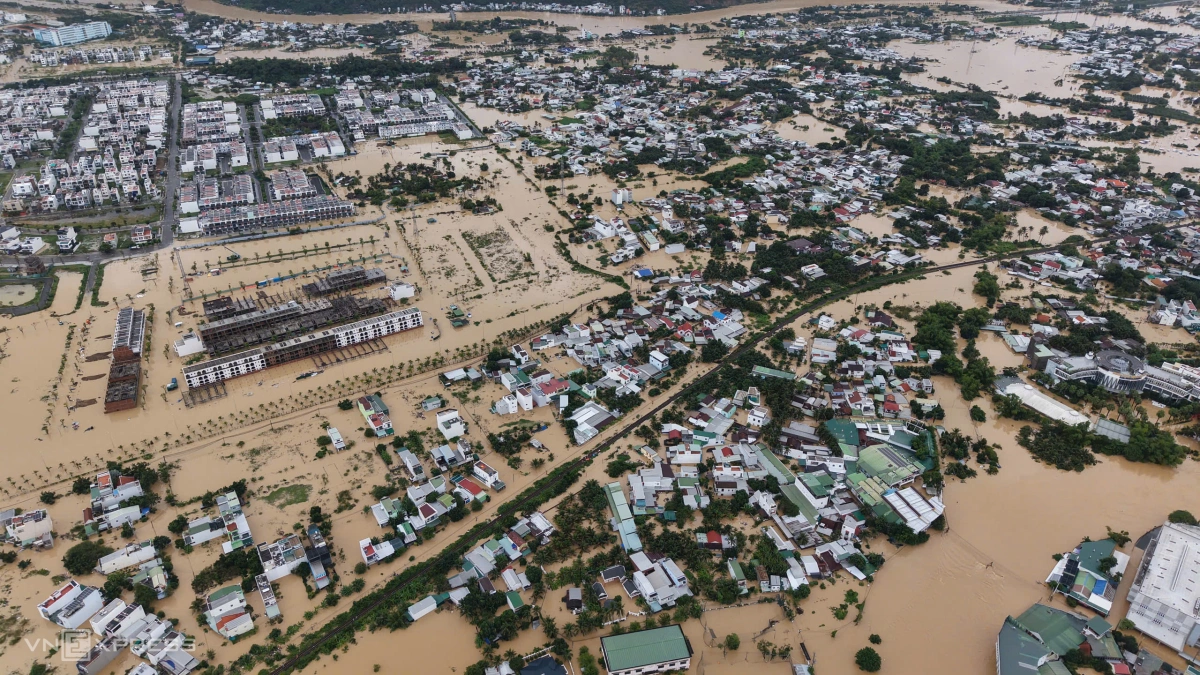 Các tuyến phố ở phường Nha Trang (Khánh Hoà), ngập mênh mông lúc 16h ngày 20/11. Ảnh: Thanh Tùng