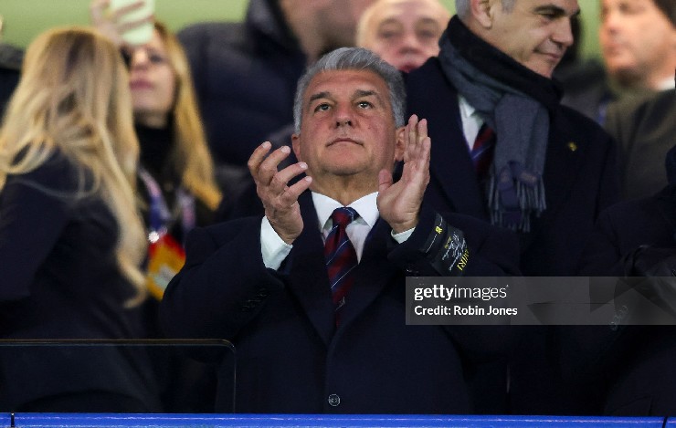 Laporta chỉ ra nhiều ví dụ để minh họa lập luận rằng lịch sử các quyết định trọng tài luôn có xu hướng nghiêng về Real Madrid