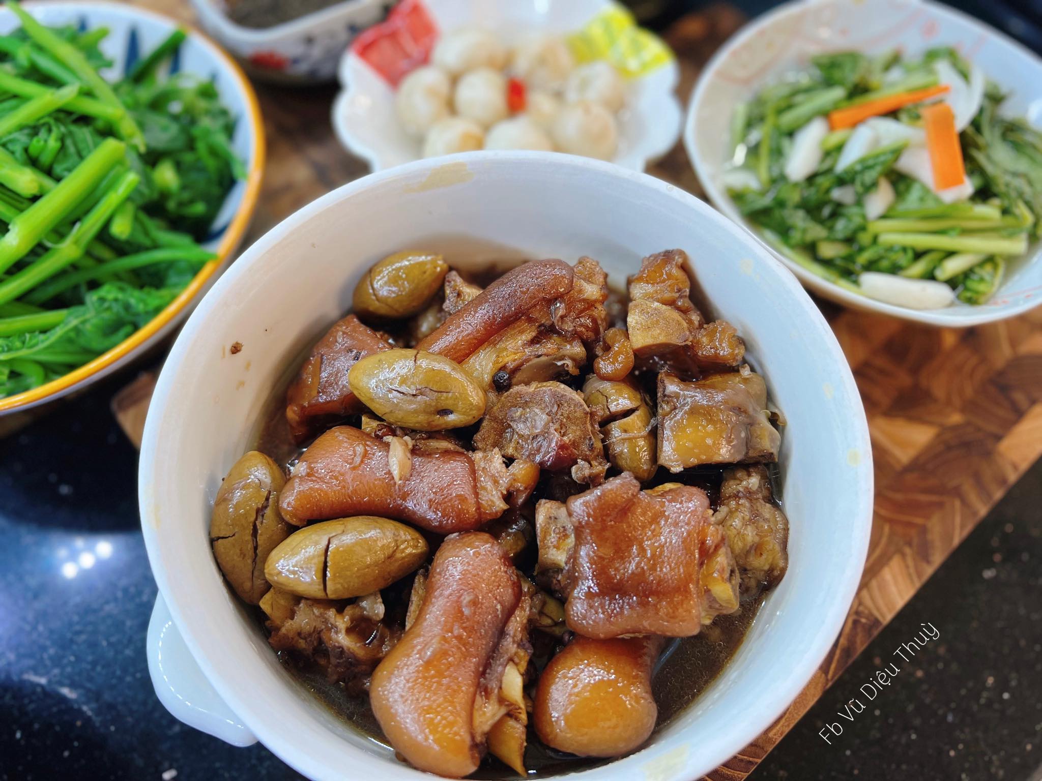 Móng giò ngấm vị chua chát của trám nên giảm độ béo, mềm ngon rất hấp dẫn!