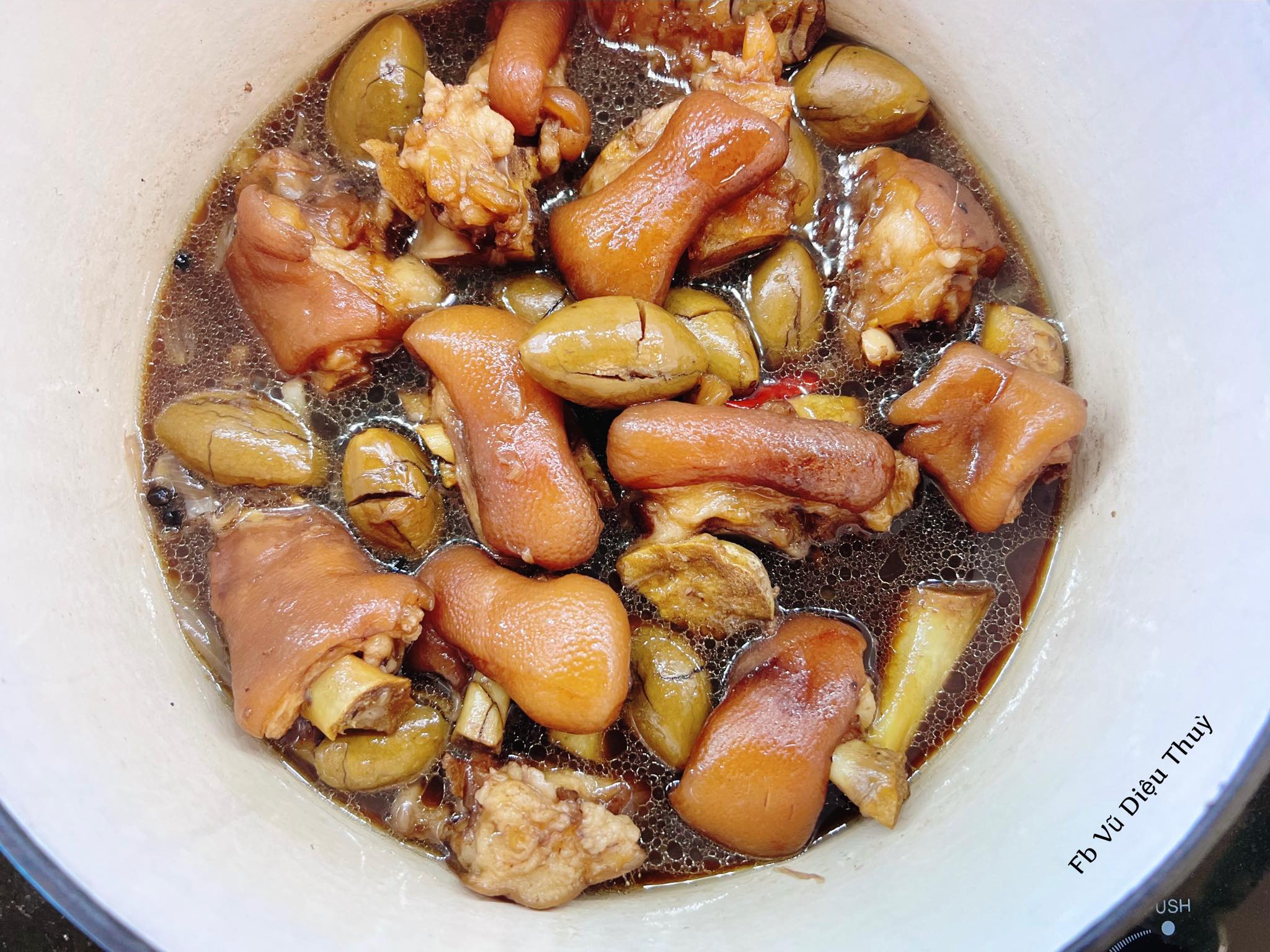 Móng giò chín mềm, quyện trong vị chua chát mà béo bùi của trám xanh. Ăn cùng cơm nóng, thêm chút dưa chua, cà muối thì ngon tuyệt vời.