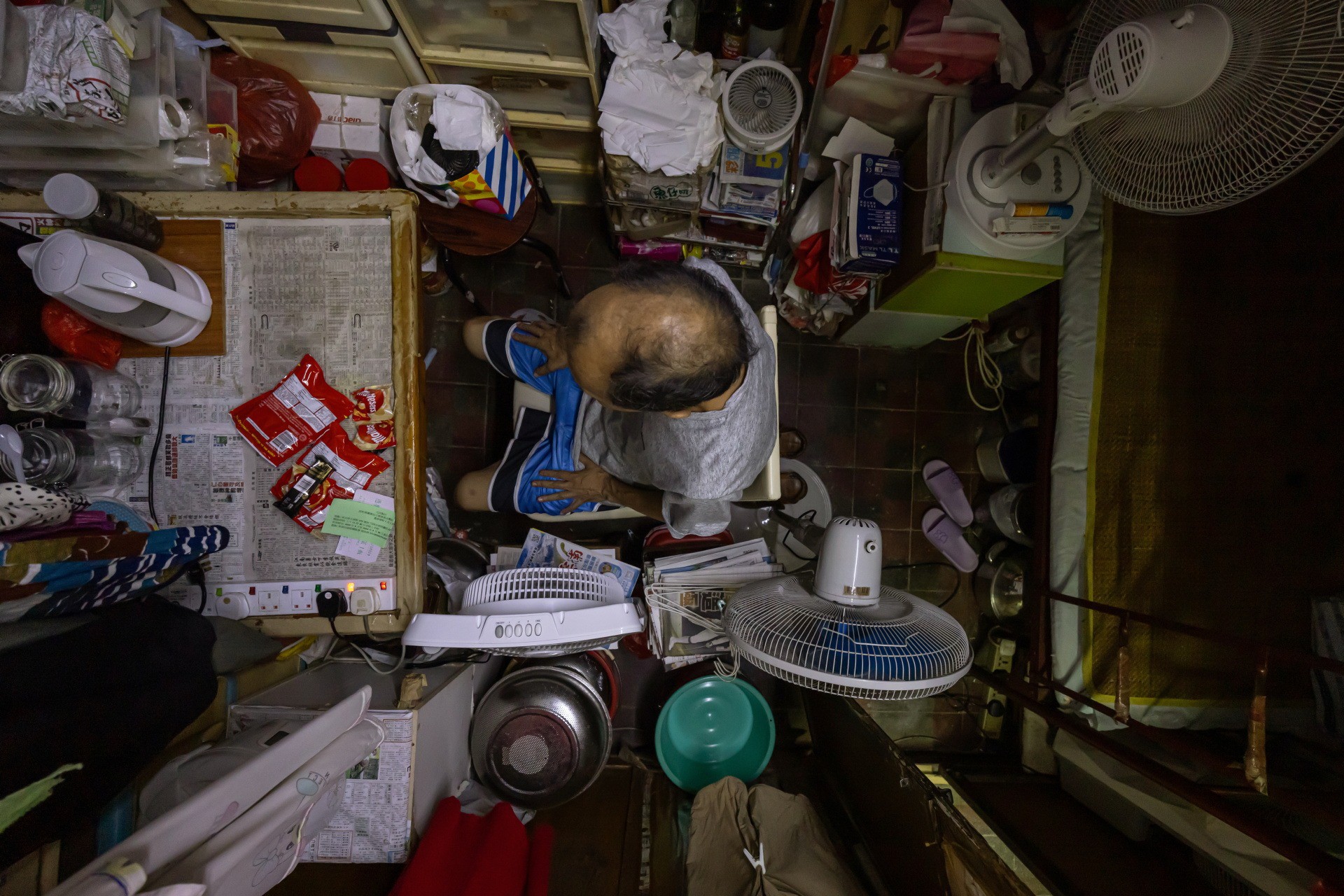 Không gian chật chội trong một căn hộ siêu nhỏ ở Hong Kong. Ảnh: Reuters