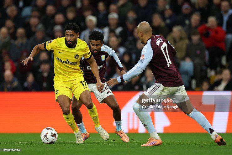 Aston Villa (áo sẫm) hạ Young Boys thành công