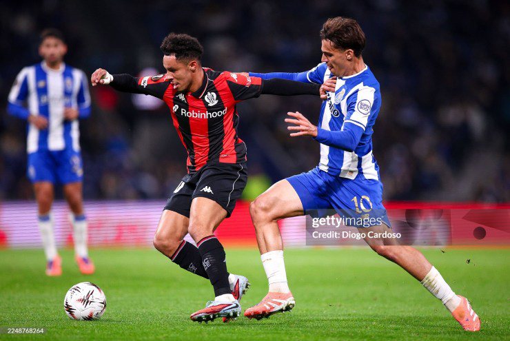 Nice (áo đỏ) thua thảm trên sân của Porto