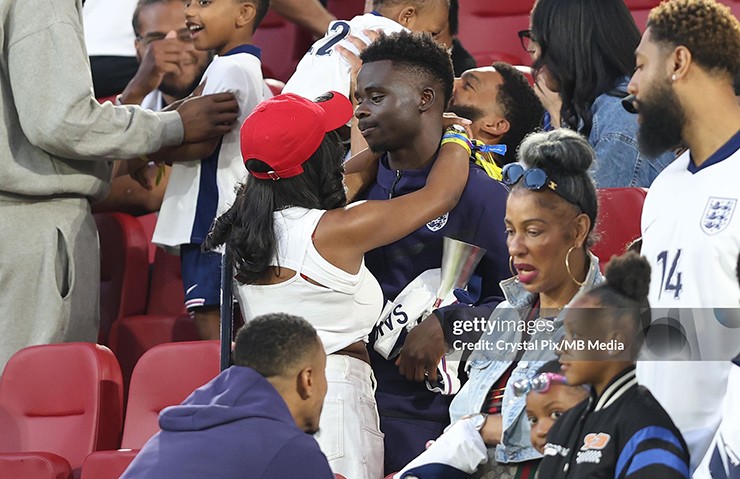 Sao Arsenal Saka cầu hôn bạn gái xinh đẹp, khoe chiếc nhẫn “khổng lồ” - 3