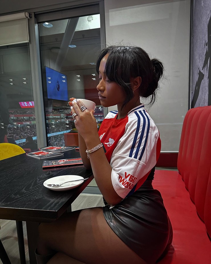 Sao Arsenal Saka cầu hôn bạn gái xinh đẹp, khoe chiếc nhẫn “khổng lồ” - 4