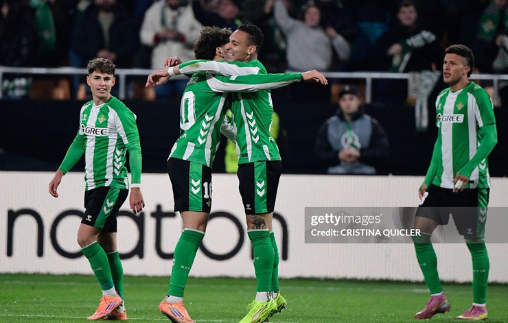 Video bóng đá Real Betis - Utrecht: Dấu ấn Antony, tuyệt phẩm từ giữa sân (Europa League) - 2